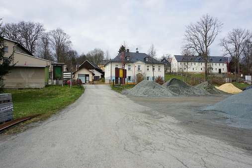 Blick zur Straße - Grundstück in 08648 Bad Brambach mit 4700m² kaufen