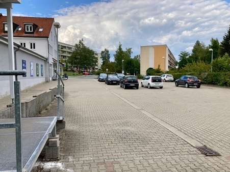 Blick auf den Parkplatz - Wohn- / Geschäftshaus in 08209 Auerbach mit 179m² als Kapitalanlage kaufen