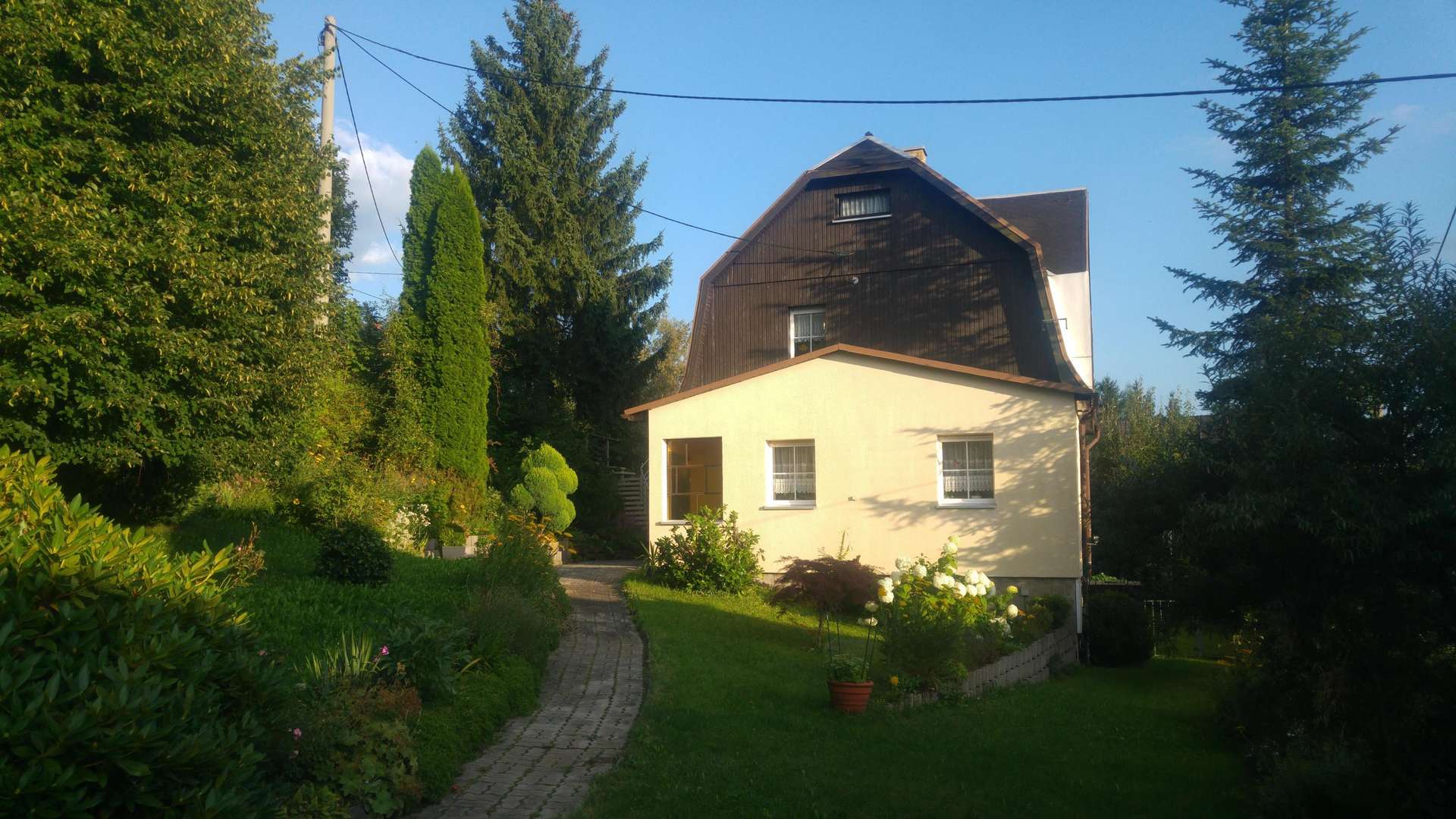 seitliche Ansicht mit Garten - Einfamilienhaus in 08248 Klingenthal mit 96m² kaufen