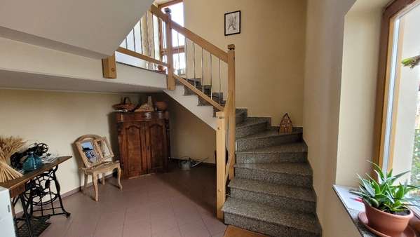 helles großzügiges Treppenhaus - Zweifamilienhaus in 08209 Auerbach mit 205m² kaufen