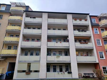 Rückseite mit Balkone - Etagenwohnung in 08525 Plauen mit 37m² kaufen
