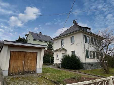 Ansicht mit Garage - Einfamilienhaus in 08538 Weischlitz mit 100m² kaufen