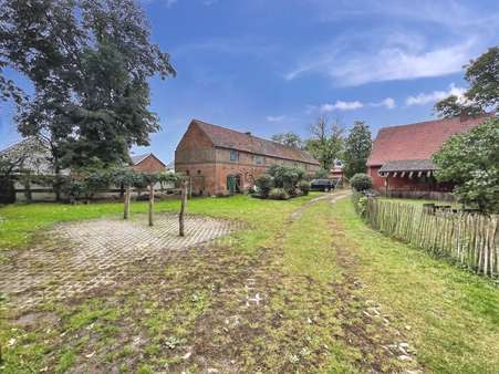 Hauptgebäude und Nebengelass Hauptgebäude und Nebengelass - Einfamilienhaus in 15848 Beeskow mit 114m² kaufen