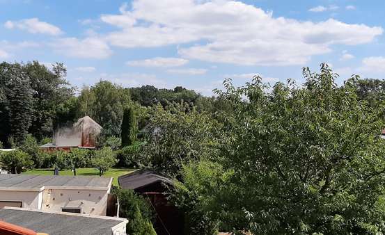 Blick über den Garten - Doppelhaushälfte in 02625 Bautzen mit 77m² kaufen