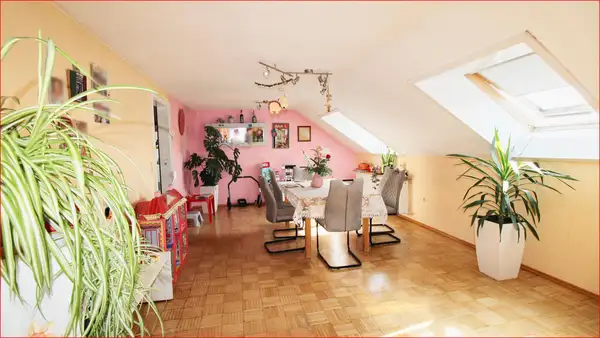**Charmante 4-Zimmer DG-Wohnung mit Terrasse, Gartenstück, Balkon und Stellplatz in Regglisweiler**