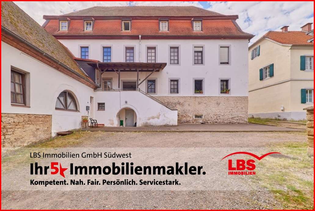 Frontansicht mit Parkplätzen - Mehrfamilienhaus in 67821 Alsenz mit 586m² kaufen