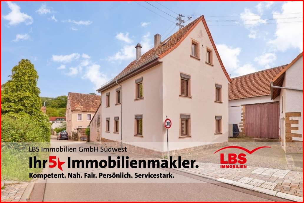 Frontansicht mit Einfahrt - Einfamilienhaus in 67808 Würzweiler mit 275m² kaufen