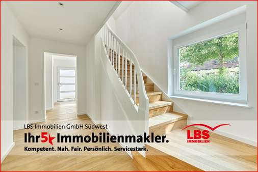 Treppenaufgang mit Blick zum Eingangsbereich - Einfamilienhaus in 67549 Worms mit 110m² kaufen