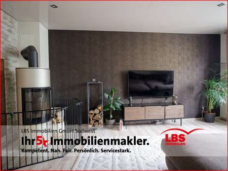 Wohnzimmer mit Kamin Wohnzimmer mit Kamin - Etagenwohnung in 75173 Pforzheim mit 70m² kaufen