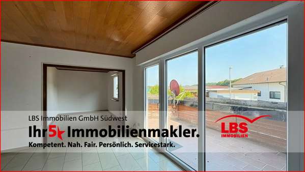Blick ins Esszimmer + Balkon - Etagenwohnung in 75417 Mühlacker mit 102m² kaufen