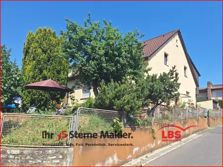 Zweifamilienhaus mit Garten, Garage und Hobbyraum