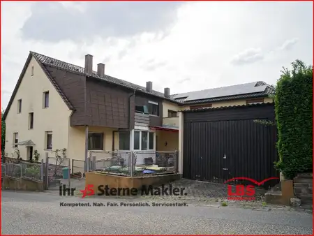 Zweifamilienhaus mit Garten, Garage und Hobbyraum