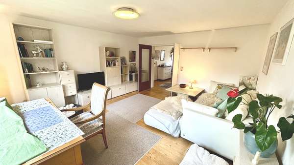Wohnzimmer - Etagenwohnung in 70469 Stuttgart mit 80m² kaufen