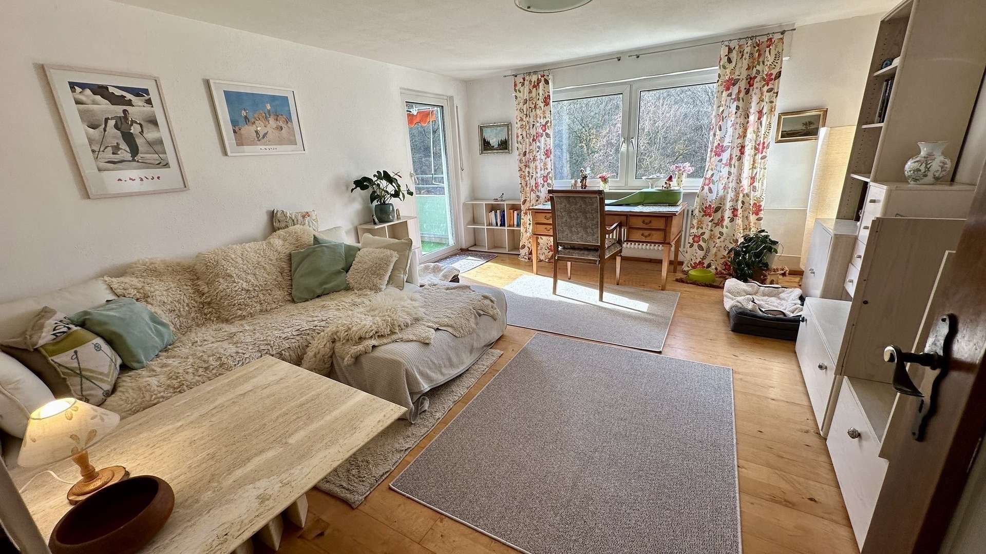 Wohnzimmer / Zugang Balkon - Etagenwohnung in 70469 Stuttgart mit 80m² kaufen