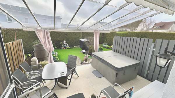 Terrasse mit Whirlpool - Reihenmittelhaus in 70499 Stuttgart mit 115m² kaufen