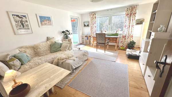 Wohnzimmer / Zugang Balkon - Etagenwohnung in 70469 Stuttgart mit 80m² kaufen
