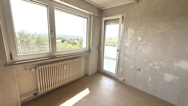 Wohnzimmer / Zugang Balkon - Etagenwohnung in 70378 Stuttgart mit 70m² kaufen