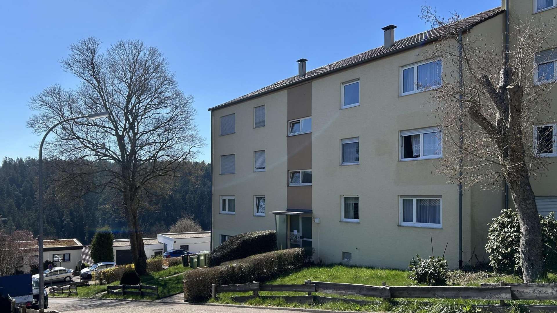Blick auf Eingangsbereich - Etagenwohnung in 72213 Altensteig mit 75m² als Kapitalanlage kaufen