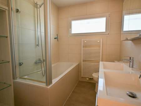Badezimmer Badezimmer - Einfamilienhaus in 65205 Wiesbaden mit 120m² kaufen