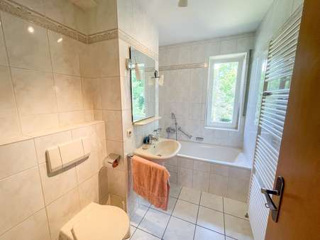 Bad 1 von 2 Bad 1 von 2 - Etagenwohnung in 65187 Wiesbaden mit 102m² kaufen