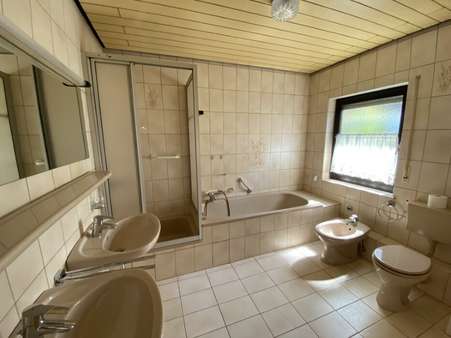 Bad DG.JPG Bad DG.JPG - Einfamilienhaus in 65388 Schlangenbad mit 177m² kaufen