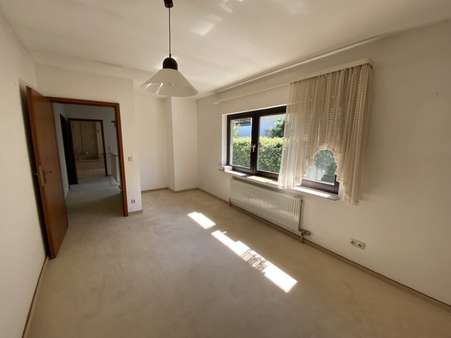 Zimmer 1 DG.JPG Zimmer 1 DG.JPG - Einfamilienhaus in 65388 Schlangenbad mit 177m² kaufen