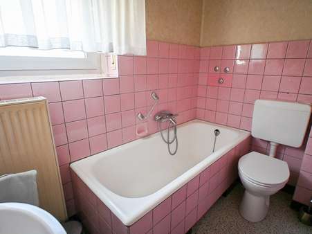 Badezimmer Badezimmer - Einfamilienhaus in 65239 Hochheim am Main mit 95m² kaufen