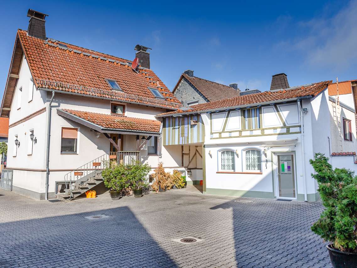 Titelbild - Mehrfamilienhaus in 65527 Niedernhausen mit 212m² günstig kaufen
