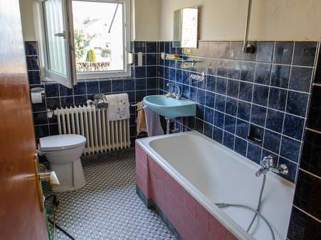 Badezimmer - Mehrfamilienhaus in 65239 Hochheim mit 128m² kaufen