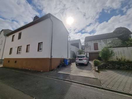 Haus und Nebengebäude - Einfamilienhaus in 65551 Lindenholzhausen mit 255m² kaufen