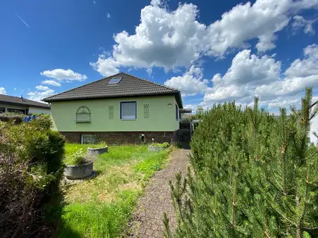 Niederelbert:  Bungalow mit Garage, Garten und Carport in ruhiger Ortsrandlage