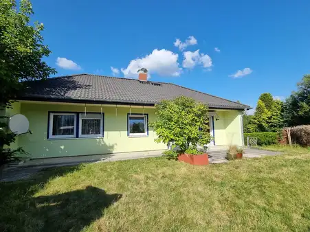 Niederelbert:  Bungalow mit Garage, Garten und Carport in ruhiger Ortsrandlage