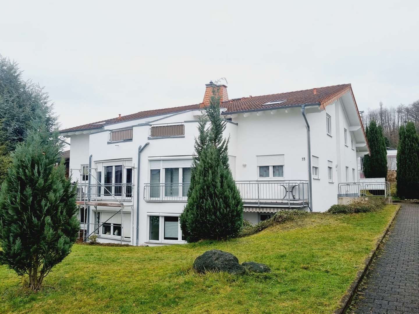 Hausvorderseite Hausvorderseite - Erdgeschosswohnung in 56410 Montabaur mit 56m² kaufen