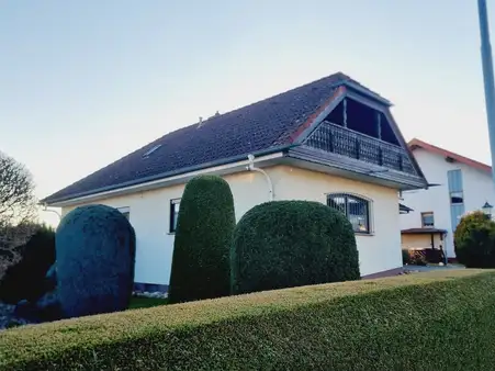 Gemeinde Boden: Gepflegte Immobilie mit Garage und schönem Areal in Ortsrandlage