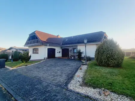 Gemeinde Boden: Gepflegte Immobilie mit Garage und schönem Areal in Ortsrandlage