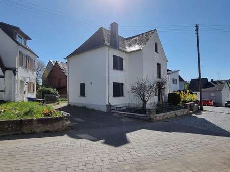 Haus mit Seitenzufahrt.JPG - Einfamilienhaus in 65589 Hadamar/Niederzeuzheim mit 128m² kaufen