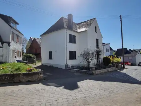 Niederzeuzheim: Gepflegtes Einfamilienhaus mit Nebengebäude, Carport und Garten