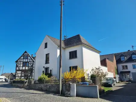 Niederzeuzheim: Gepflegtes Einfamilienhaus mit Nebengebäude, Carport und Garten