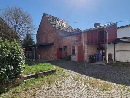 Nebengebäude und Carport.JPG - Einfamilienhaus in 65589 Hadamar/Niederzeuzheim mit 128m² kaufen
