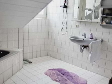 Badezimmer - Dachgeschosswohnung in 65555 Limburg mit 75m² kaufen