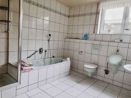 Badezimmer EG.JPG - Einfamilienhaus in 56414 Meudt mit 200m² kaufen