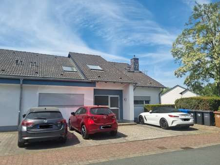 Eingangsbereich und Stellplatz - Erdgeschosswohnung in 65520 Bad Camberg mit 88m² kaufen