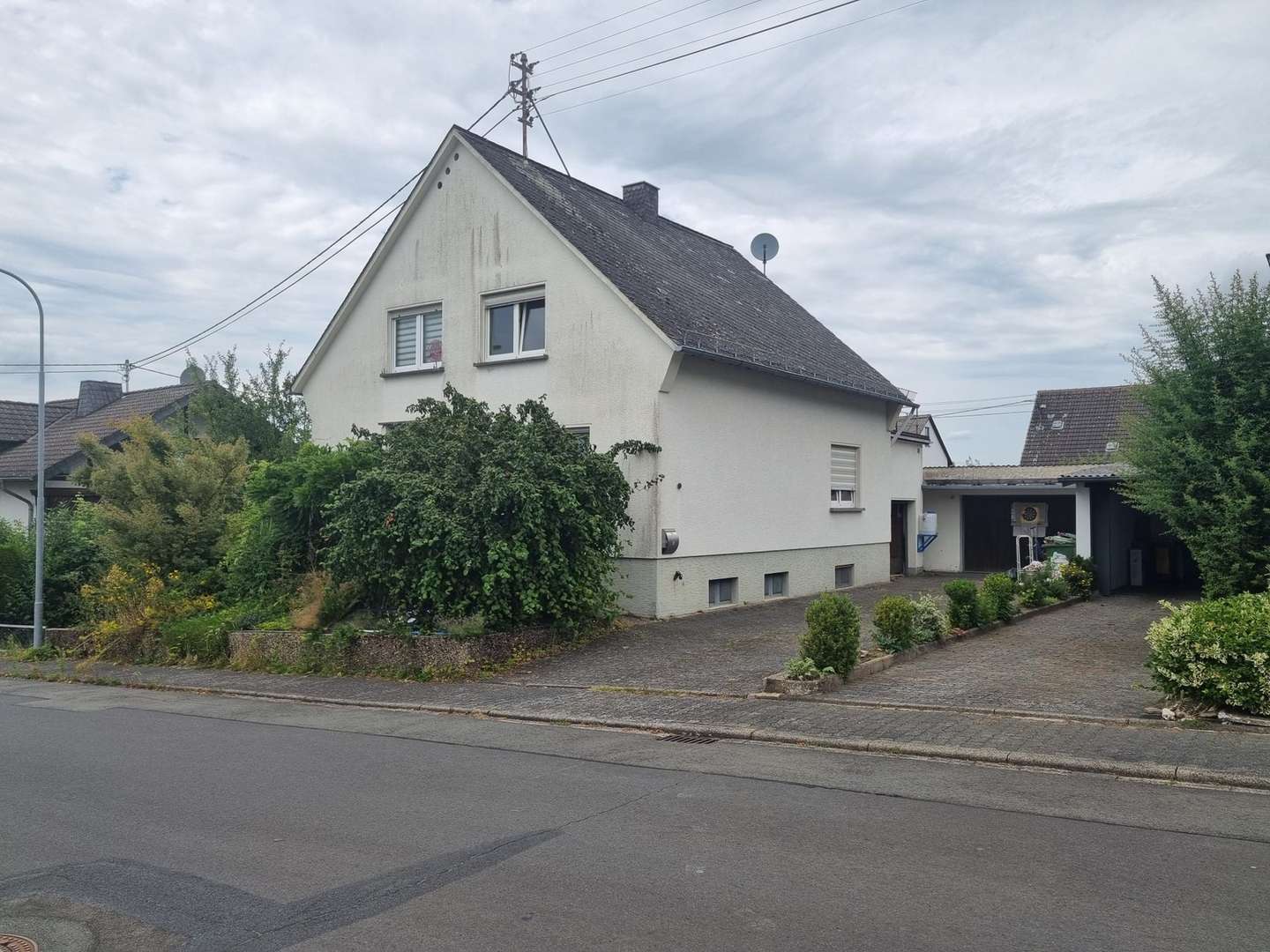Haus und Hofeinfahrt - Einfamilienhaus in 56271 Mündersbach mit 115m² kaufen