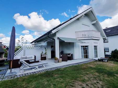 Haus und Terrasse Haus und Terrasse - Einfamilienhaus in 65599 Wilsenroth mit 210m² kaufen