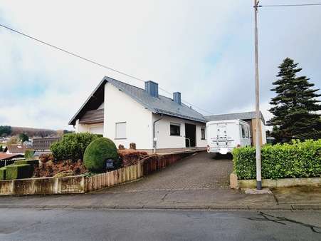 Straßenansicht mit Eingang - Einfamilienhaus in 56477 Rennerod mit 140m² kaufen