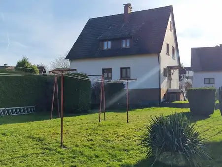 Betzdorf-Bruche: Freistehendes Ein- bis Zweifamilienhaus mit großem Areal
