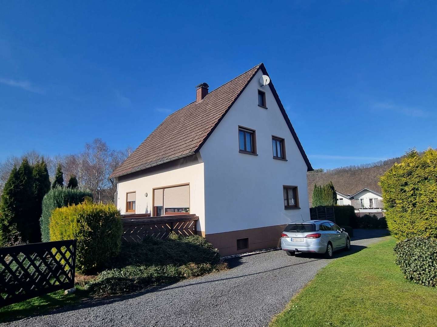 Hof und Giebelseite - Einfamilienhaus in 57518 Betzdorf-Bruche mit 116m² kaufen
