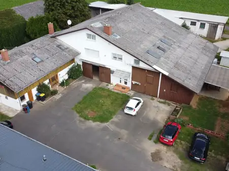 Aussiedlerhof mit 2 Häusern, Fahrzeughalle und ca. 30.000m² Grdst. in Wölfersheim. 