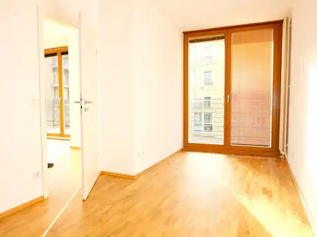 Lage Lage Lage! 2 Zimmer Wohnung mit großem Balkon und TG-Stellplatz direkt am Main.