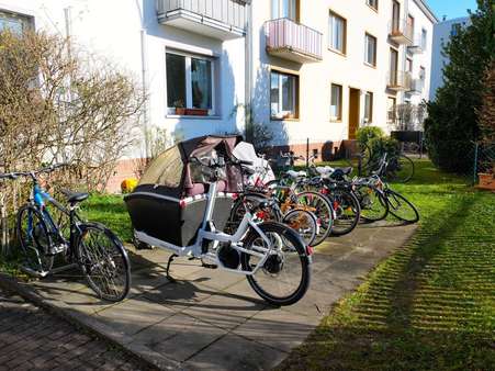 Vorgarten mit Fahrradständer - Mehrfamilienhaus in 60320 Frankfurt mit 564m² kaufen